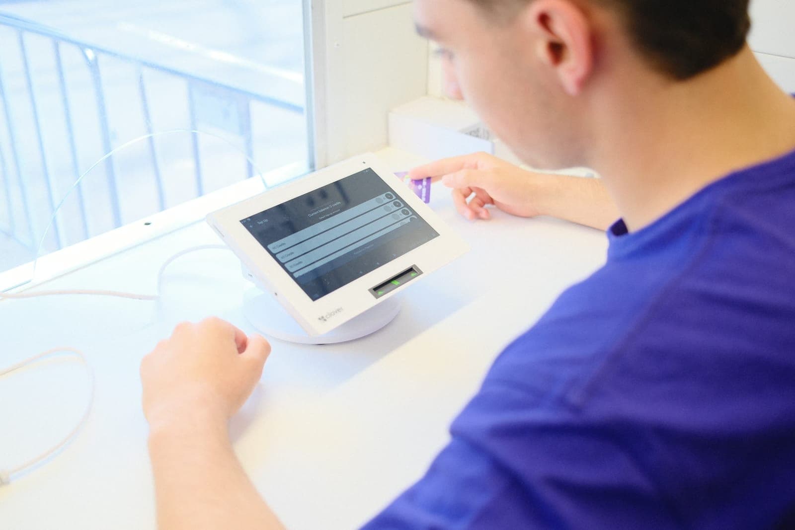 A vendor using a Clover Mini terminal